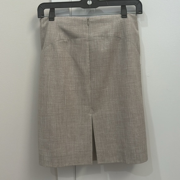 Banana Republic beige pencil skirt - Picture 2 of 4